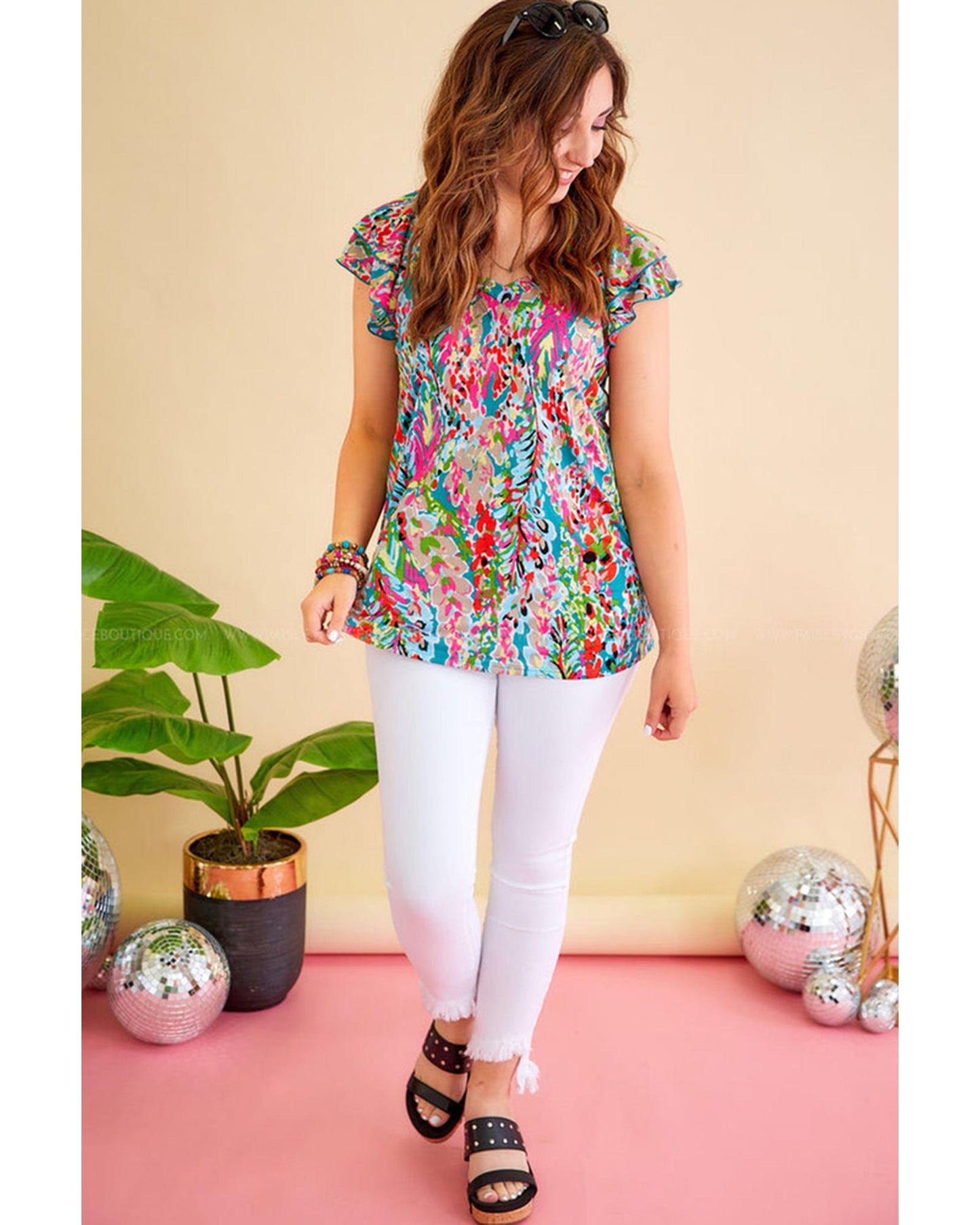 Azura Exchange Abstract Print Tiered Ruffled V Neck Blouse - M